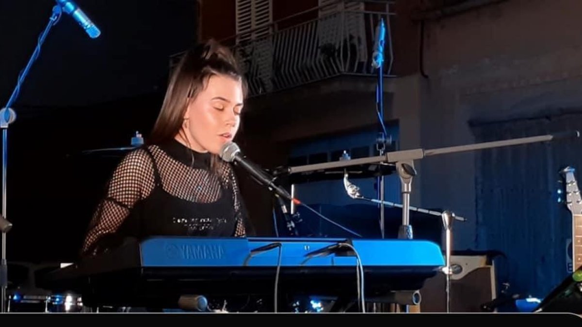 La joven compositora de Golmés de 16 años, Xènia Páez, durante un concierto.