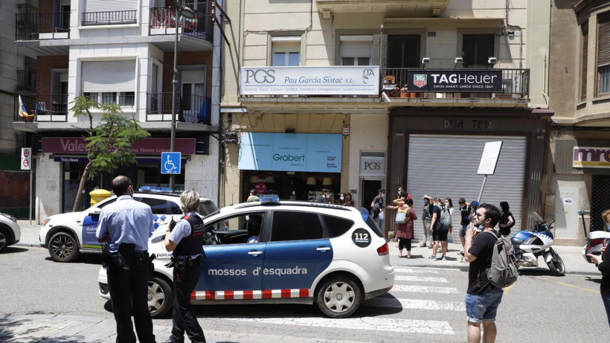 La PAH intentó impedir el acceso al bloque de urbanos y mossos, que cortaron la calle al tráfico.