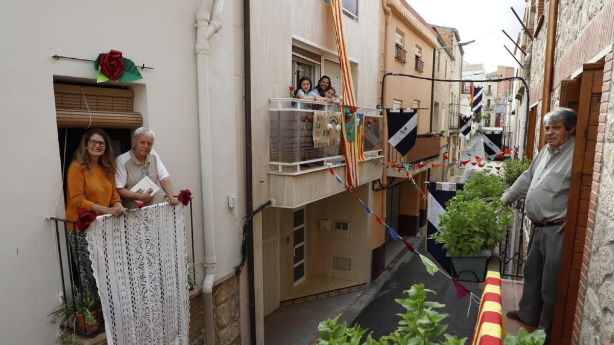 Balcons i finestres de Puigverd de Lleida lluien ahir engalanats per viure la festa de Sant Jordi, encara que sigui des del propi domicili.