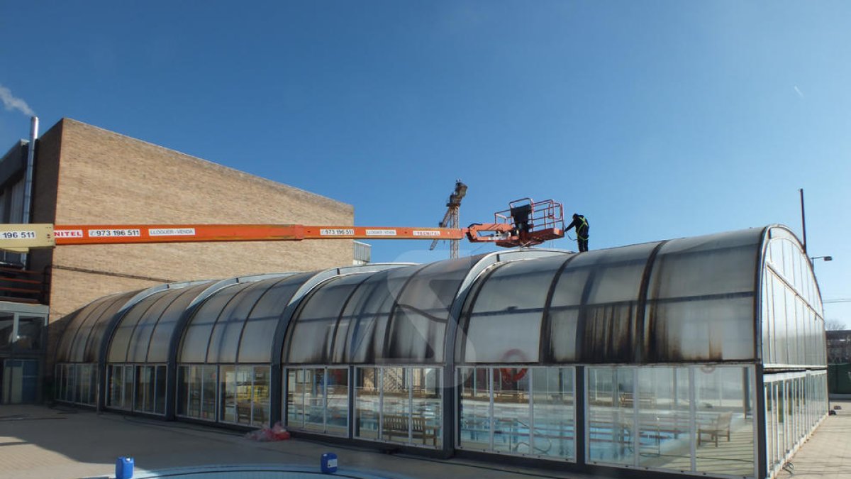 Al setembre es va iniciar el canvi del sostre retràctil de la piscina coberta de Balaguer