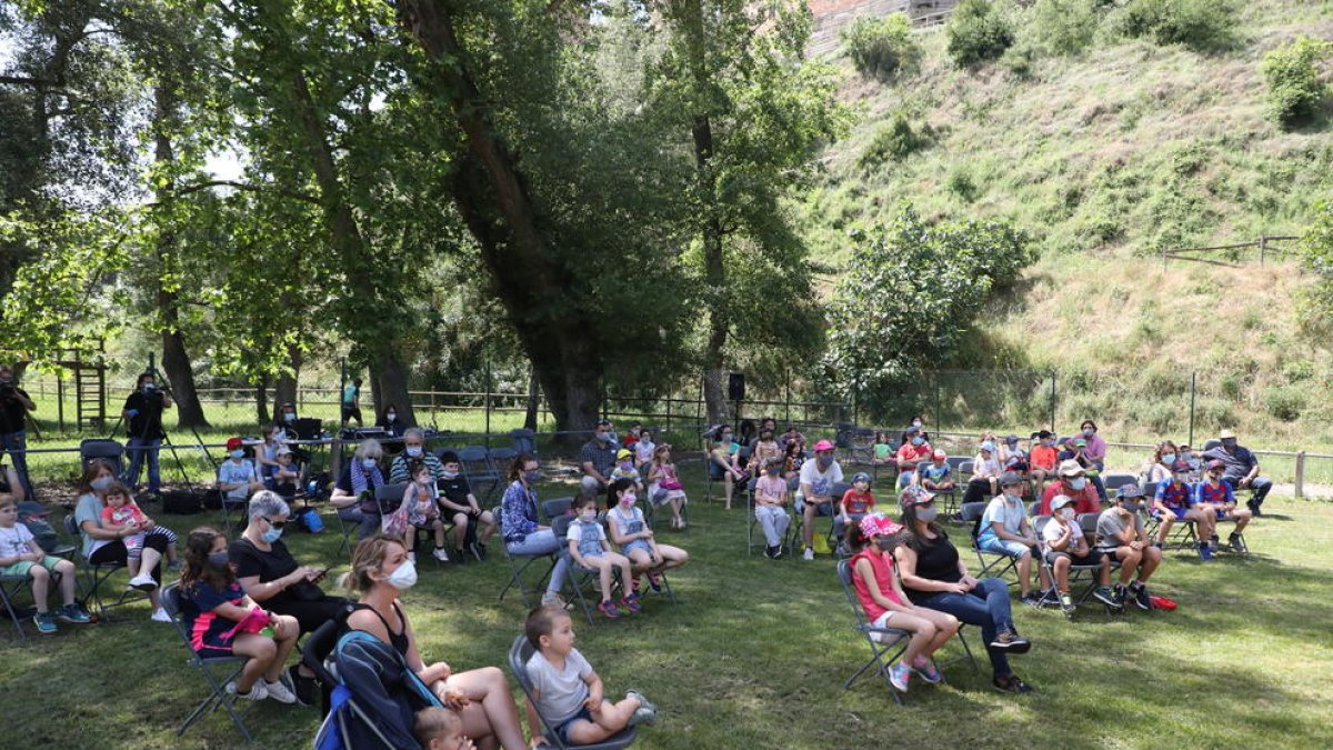 La gespa del camp de futbol del parc del Riu de Corbins es va convertir ahir en una platea teatral amb distància entre els espectadors.