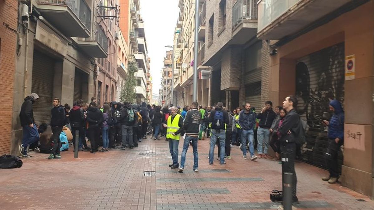 Membres de la PAH i dels CDR, al carrer Comerç.
