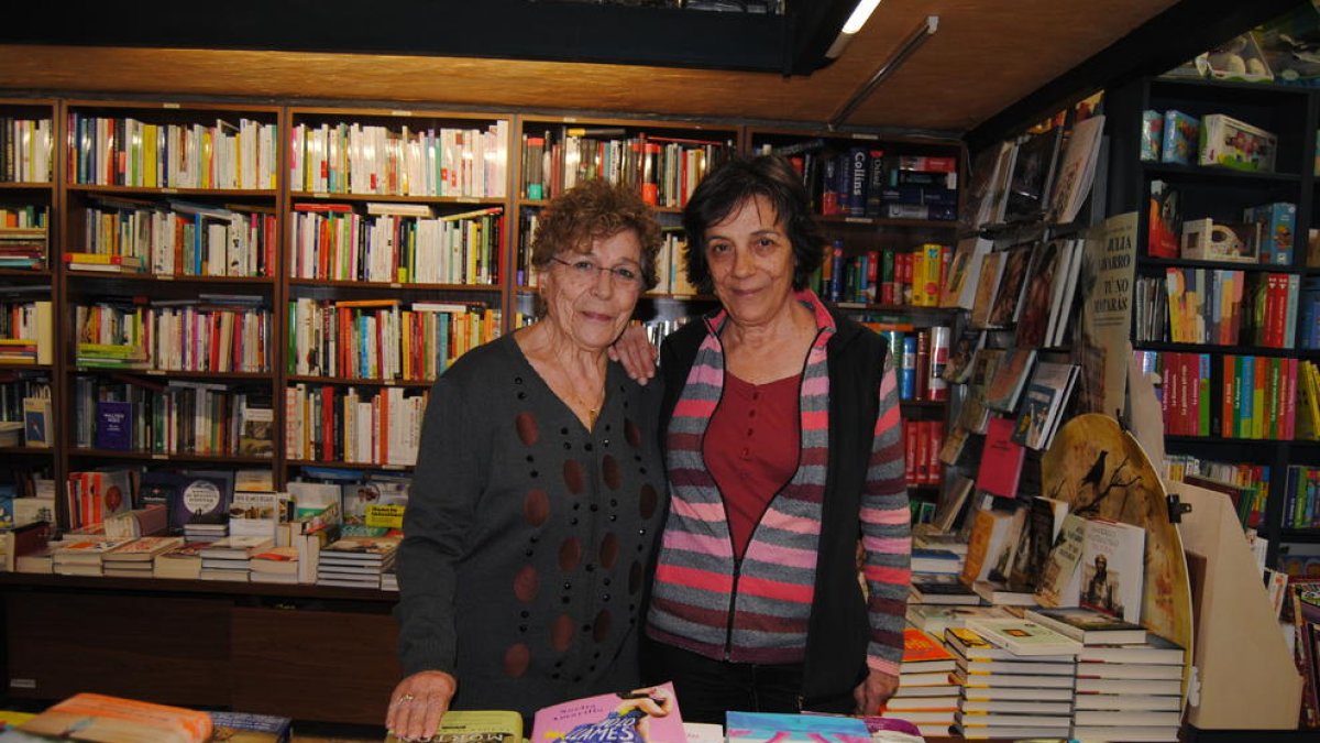 Las responsables de la Llibreria Dalmases de Mollerussa, el año pasado, cuando cumplió su centenario.