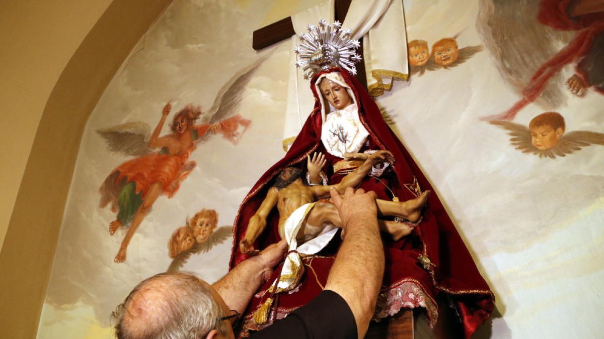 Moment en què posen el Crist als braços de la Verge.