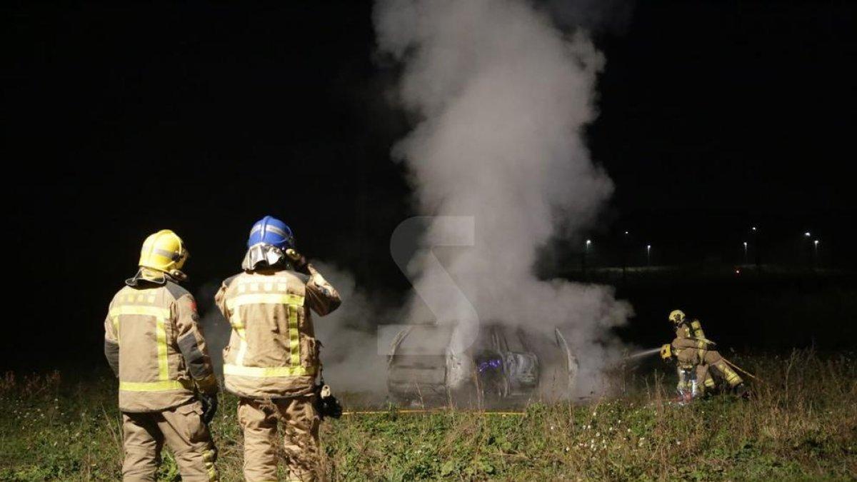 Crema un vehicle a la partida de Rufea