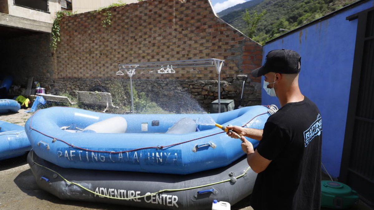 Terrazas de Sort llenas de personas en una de las principales calles de la capital del Pallars Sobirà.