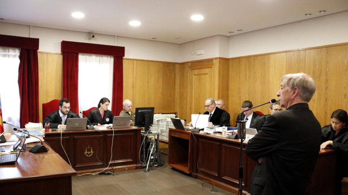 El obispo de Lleida, Salvador Giménez, fue el primero en declarar ayer en Barbastro.