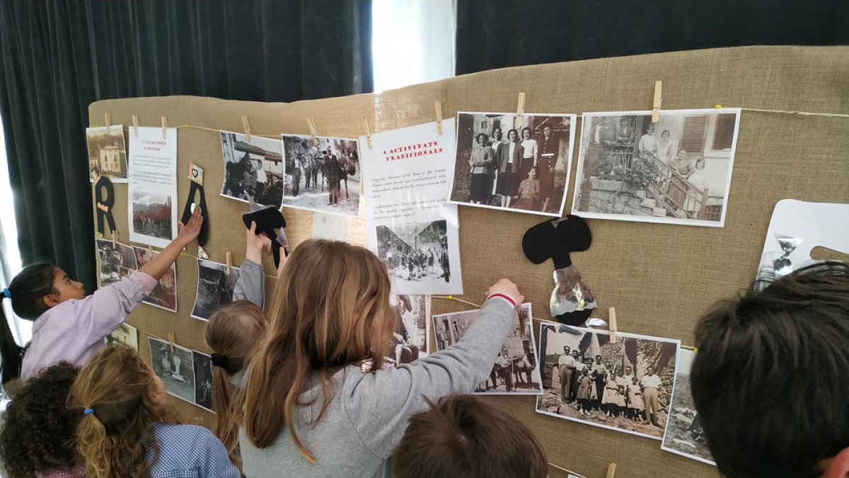 Los alumnos de la Vall Fosca exponen un centenar de imágenes familiares de entre 1900 y 1950