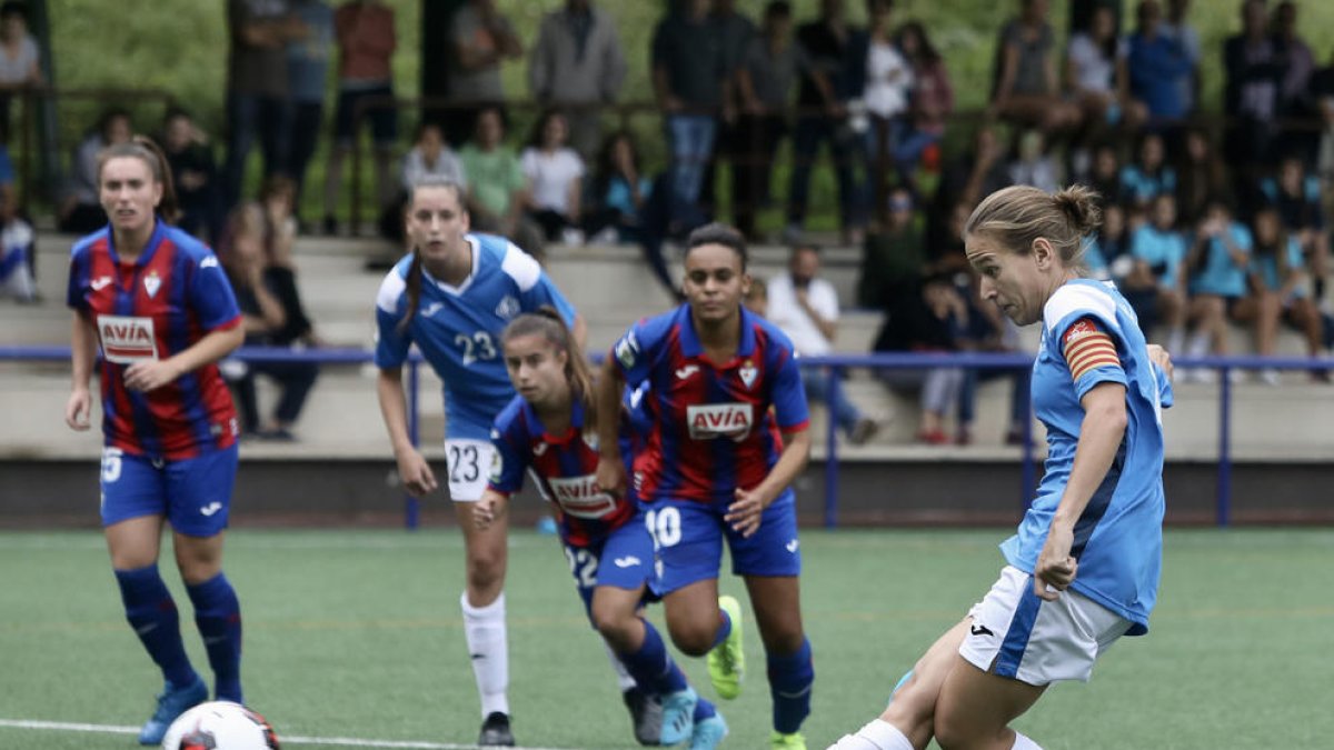 La capitana Solà va transformar el penal que va significar l’únic gol de l’AEM al camp de l’Eibar.
