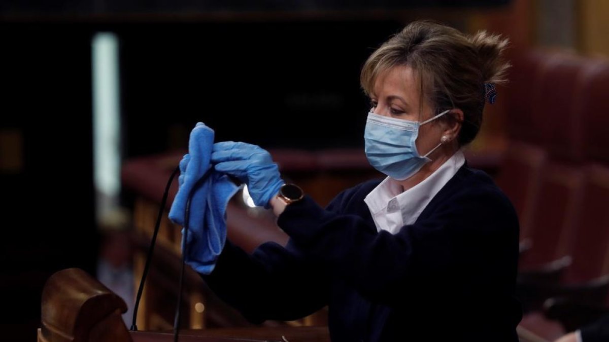 Aquesta dona netejava el micro cada cop que intervenia un diputat.