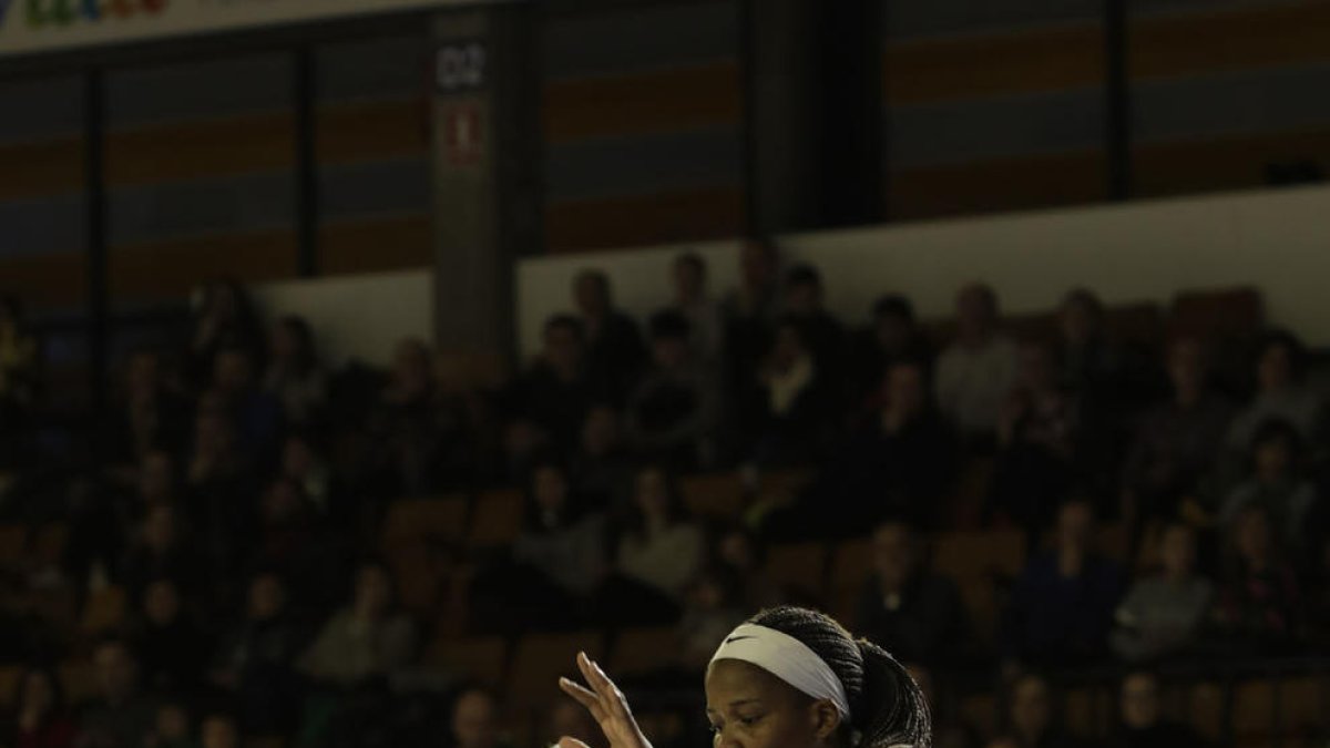 Laura Peña intenta entrar a canasta en un partido ante el Araski.