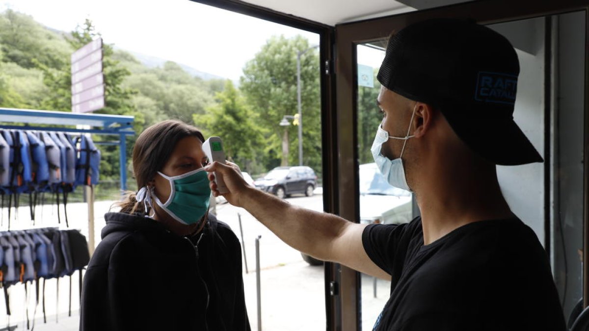 La ‘nova normalitat’ al ràfting implicarà prendre la temperatura a tots els clients.