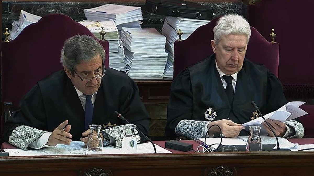 Cinc conselleries van encarregar formalment material electoral per a l'1-O