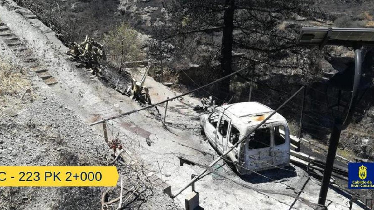 Las llamas arrasaron todo a su paso, también esta furgoneta, cerca del pueblo de Juncalillo.