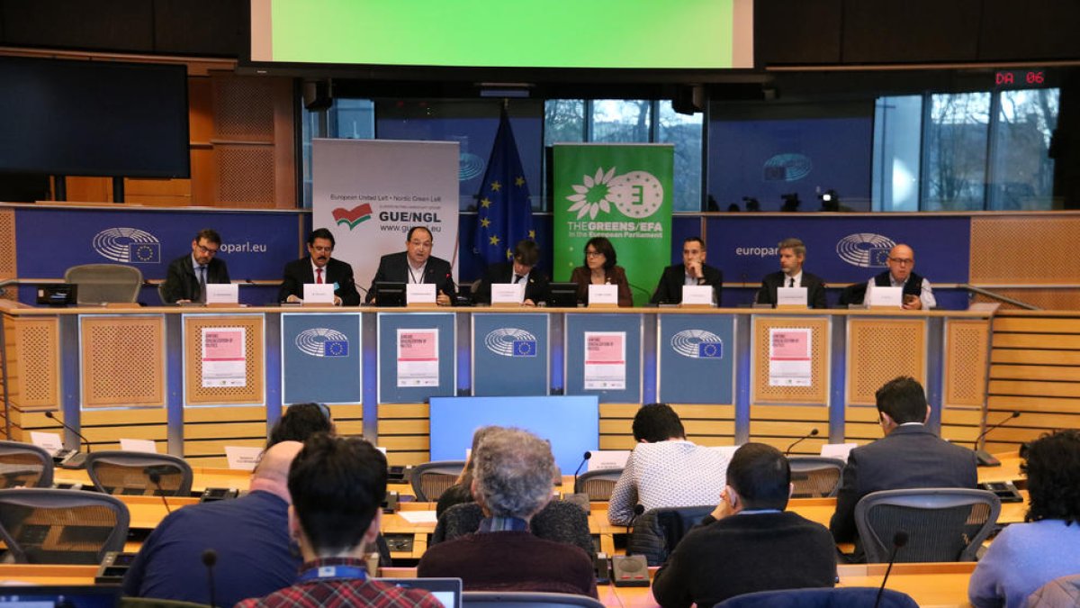 Puigdemont és increpat per ultres al presentar-se com a víctima d’“una persecució jurídica” - L’eurodiputat Carles Puigdemont i el seu advocat, Gonzalo Boye, es van presentar ahir com a víctimes d’una “persecució jurídica” per ...