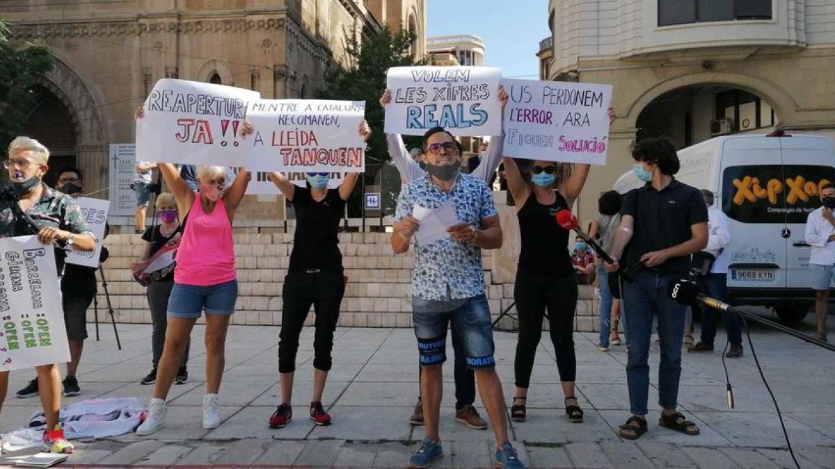 Unes 200 persones es concentren a Lleida per reclamar més ajuts de les administracions a l'hostaleria