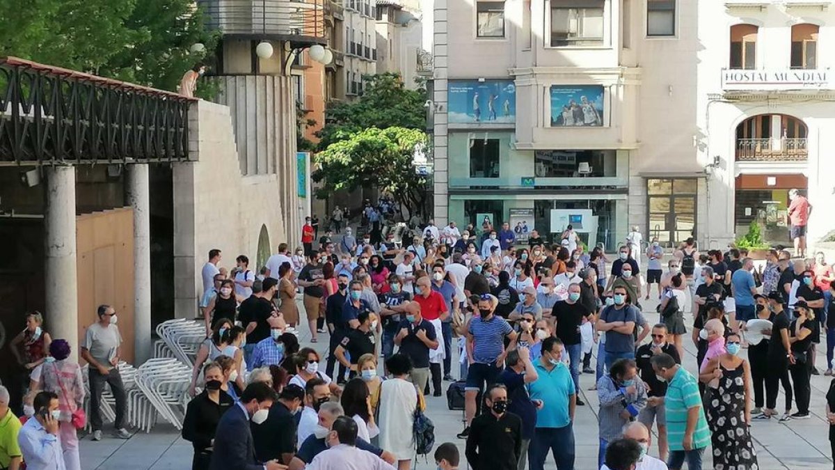 Unes 300 persones es concentren a Lleida per reclamar més ajuts de les administracions a l'hostaleria