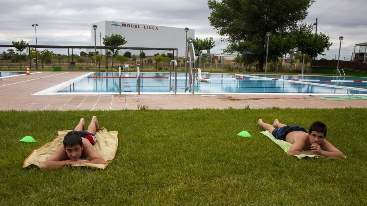 Dos bañistas en las piscinas de Cervera, que abrió el viernes sus puertas al público.