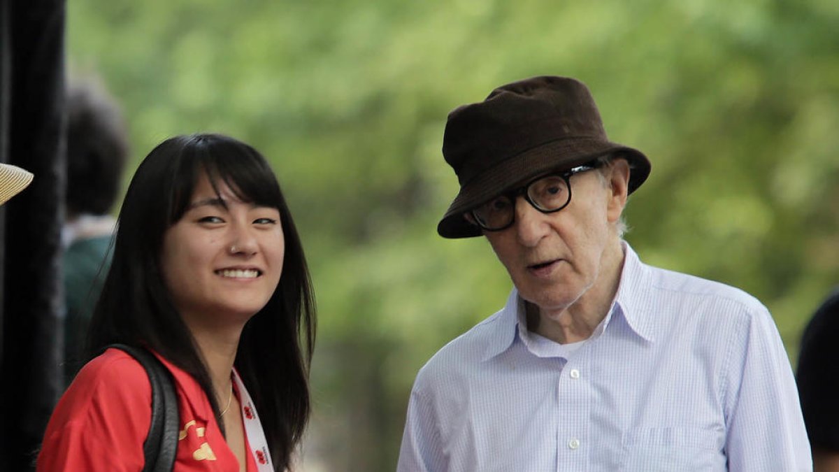 El cineasta Woody Allen, en la imagen con su hija Manzie, tiene actualmente 84 años.
