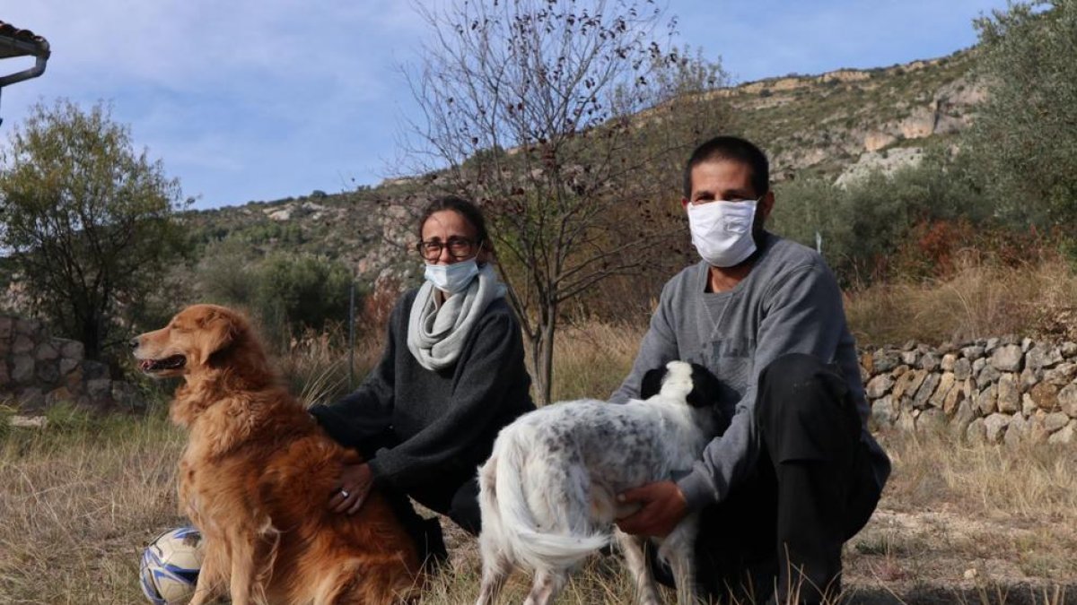 Maribel y Jose, en su casa en Corçà