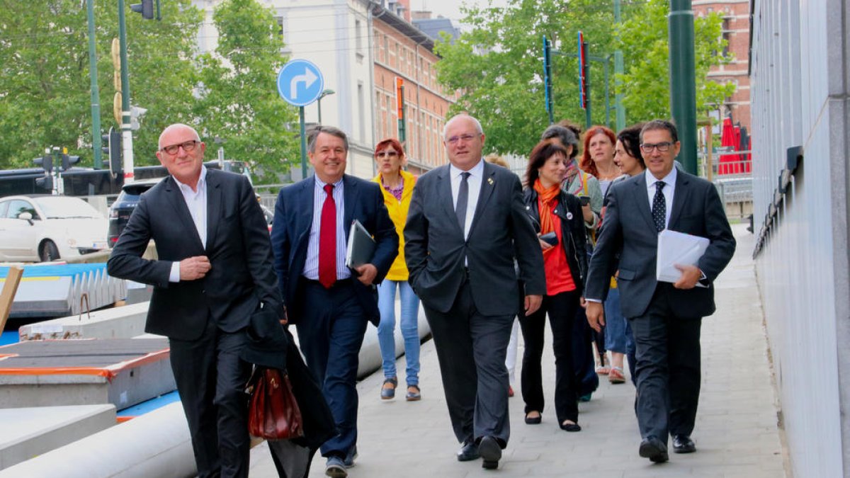 El exconseller de Cultura Lluís Puig (centro), ayer a su llegada al juzgado de Bruselas con sus abogados.
