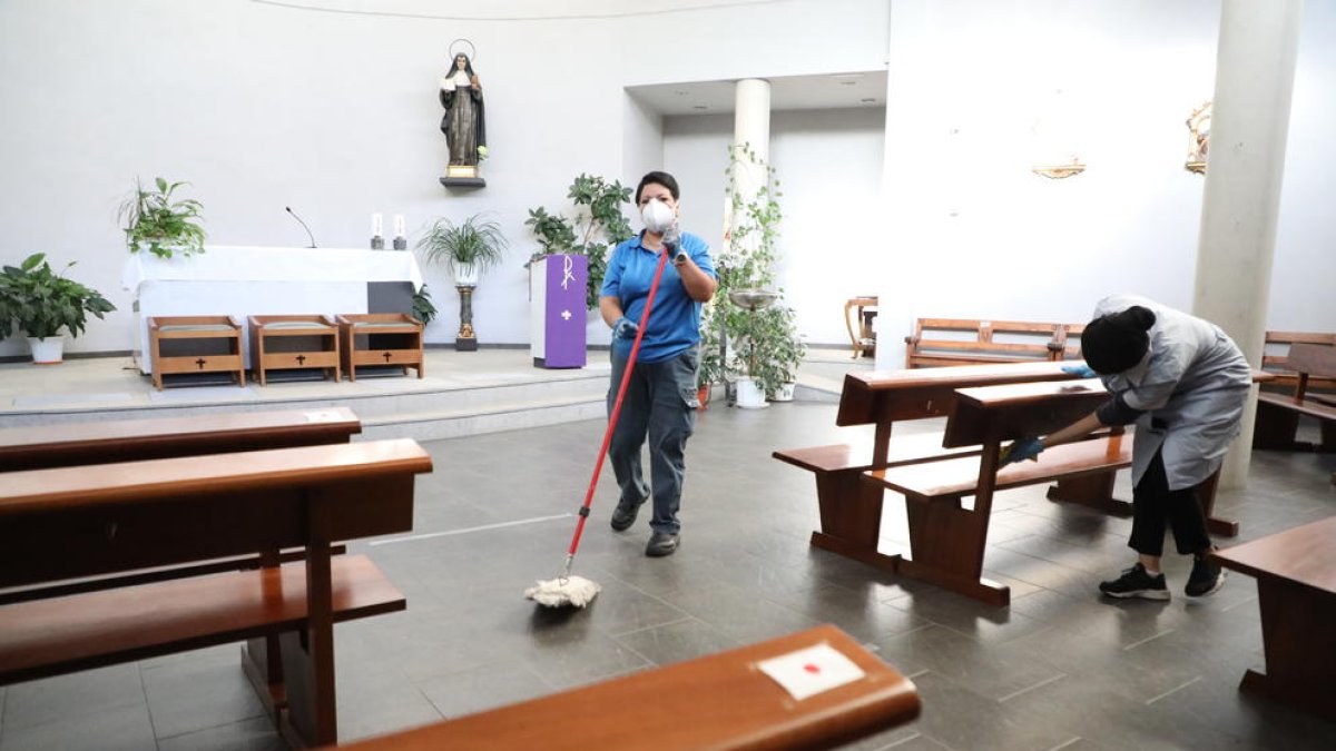 Tareas de desinfección ayer en la iglesia de Santa Teresa Jornet en el barrio de Cappont.