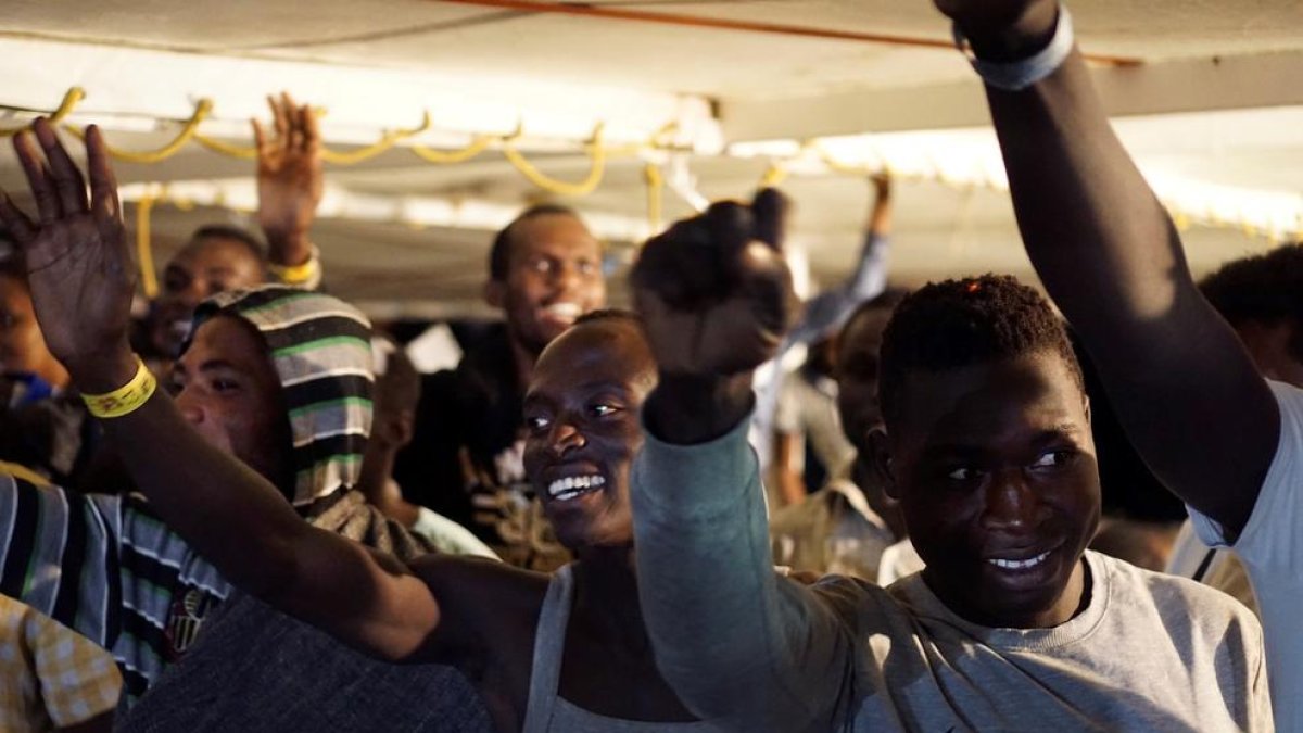 Los inmigrantes mostraron su alegría al poder desembarcar del barco.