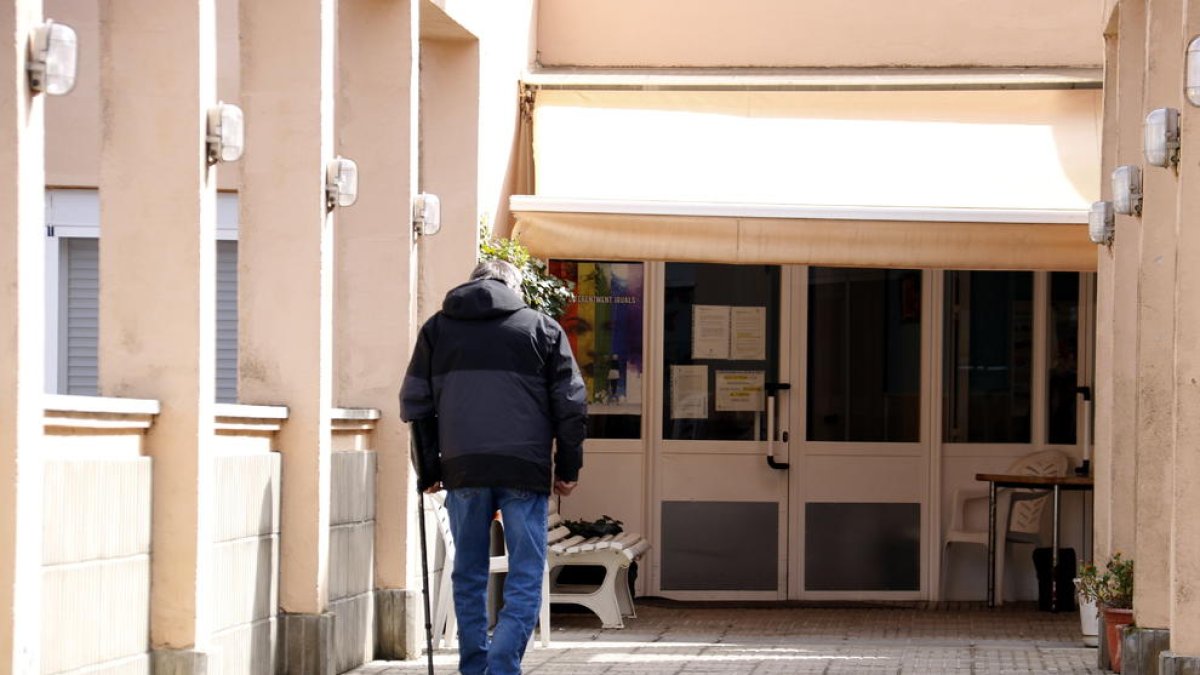 Una de las personas mayores de la residencia de Àger sin síntomas entrando ayer al centro.