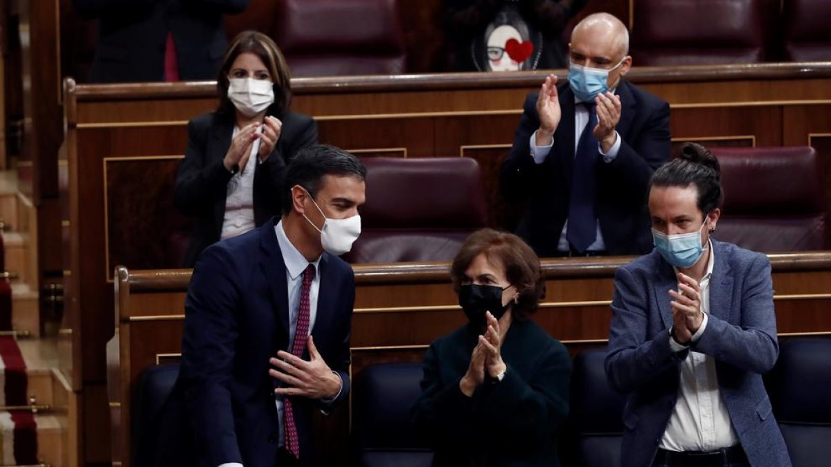 El president del Govern espanyol, Pedro Sánchez , és aplaudit pels vicepresidents de l'Executiu, Carmen Calvo i Pablo Iglesias, després de la seua intervenció en la segona sessió del debat de moció de censura presentada per Vox, aquest dijous al Congrés.