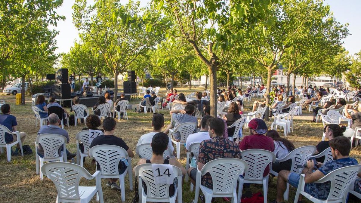 Un momento de la actuación de Her Majesty ayer en el camping municipal de Tàrrega.