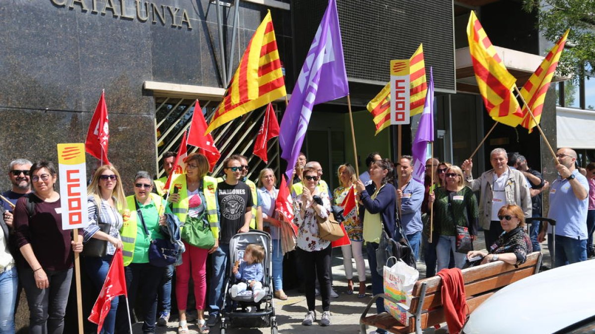 Movilización ayer de CCOO y UGT de acción social ante la sede de Benestar Social en Lleida.