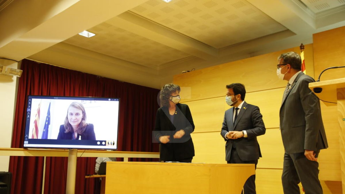 El vicepresident del Govern i conseller d'Economia i Hisenda, Pere Aragonès; la consellera d'Agricultura, Ramaderia, Pesca i Alimentació, Teresa Jordà, i el president de la Diputació, Joan Talarn, aquest dijous a Lleida.