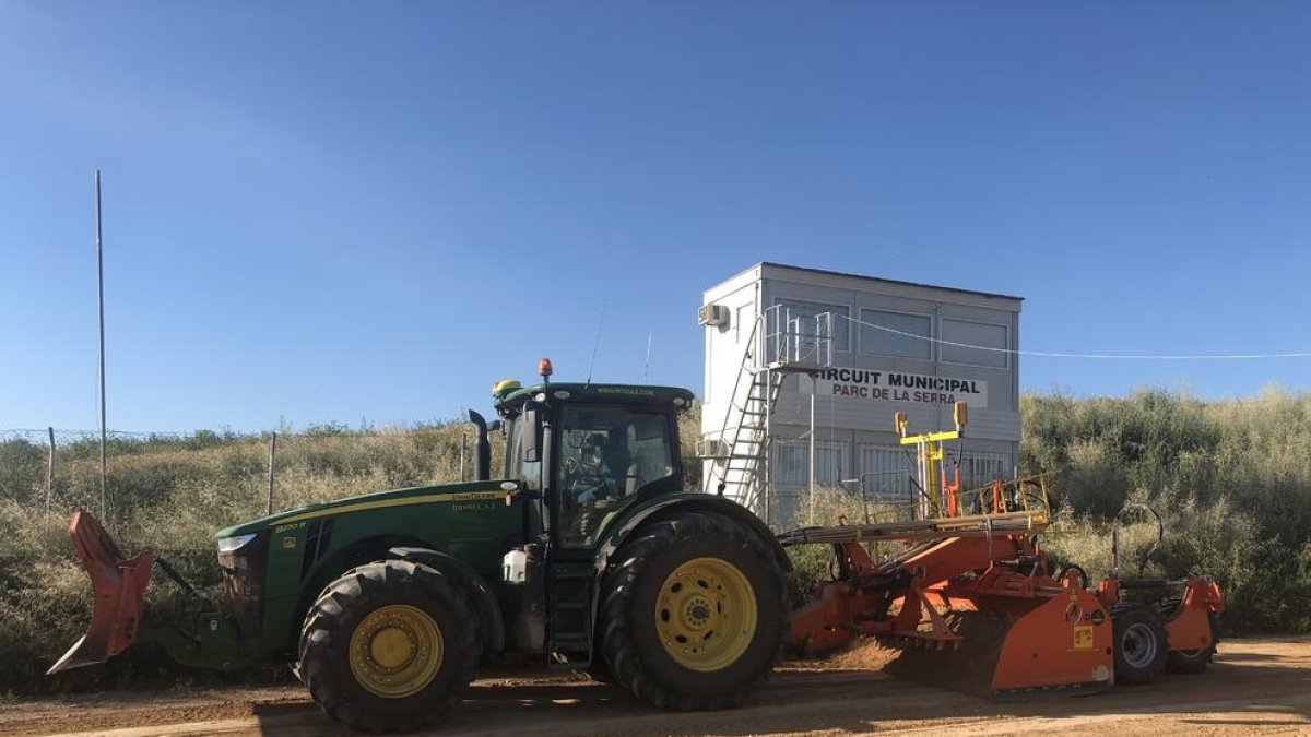 Un tractor trabajaba ayer en el circuito de autocross del Parc de la Serra de Mollerussa preparando la reapertura prevista hoy.