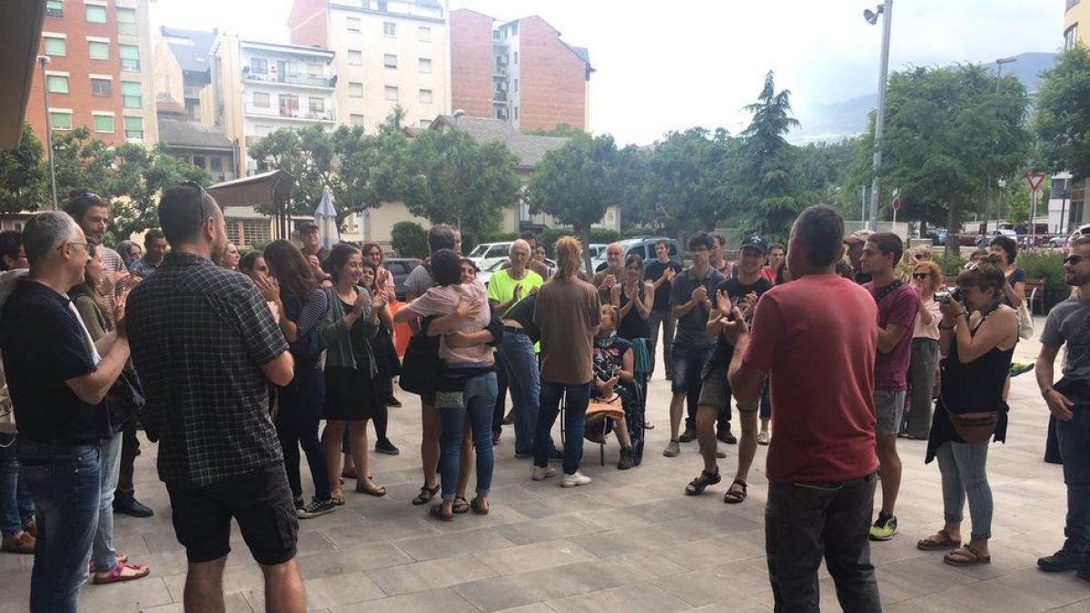 Xènia Antona, concejala de la CUP, recibió muestras de apoyo tras ser puesta en libertad.