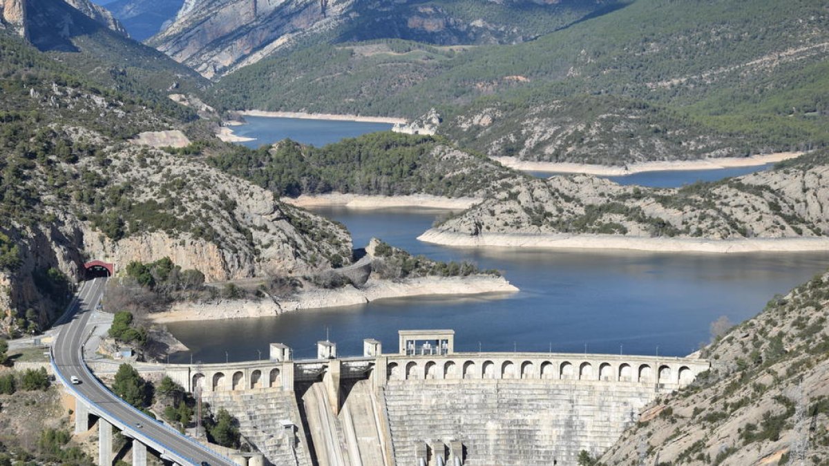 El pantà d’Oliana, ahir, que actualment es troba al 61% de capacitat i emmagatzema 50 hectòmetres cúbics d’aigua.