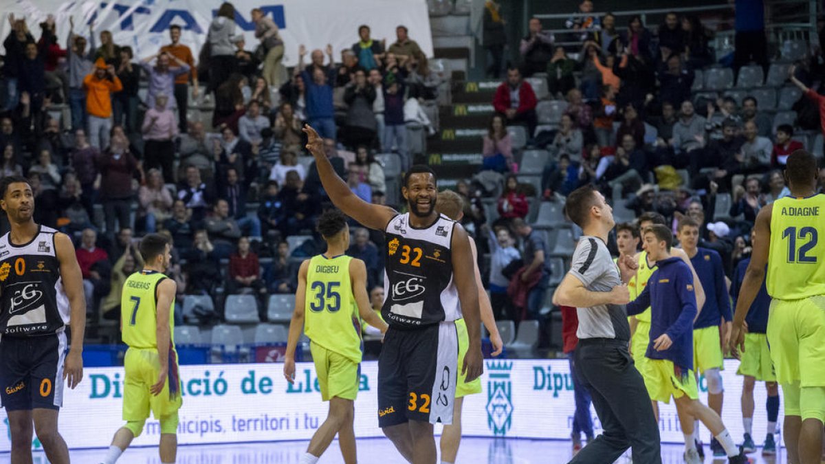 Shaquille celebra el triple desde media pista de Djuran.
