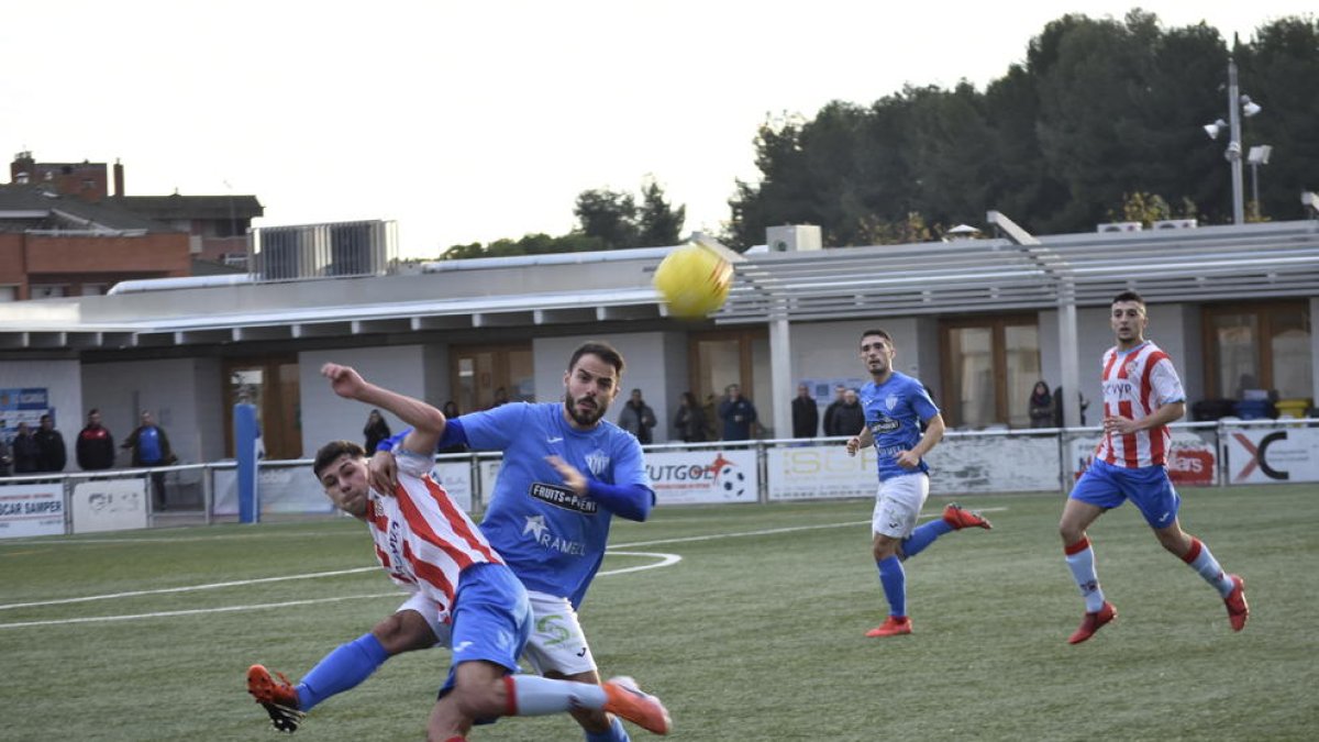 Un jugador de l’Alcarràs lluita una pilota amb un altre del Martorell, ahir durant el partit.