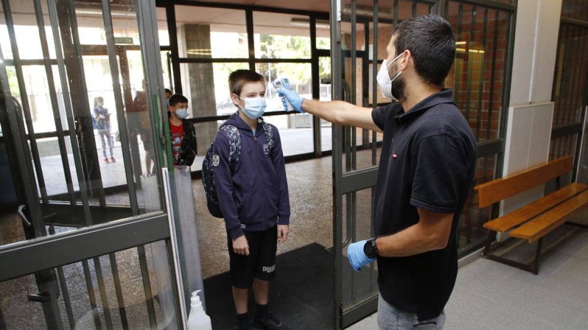 En la reobertura parcial dels centres al juny es prenia la temperatura dels alumnes a l’entrar.