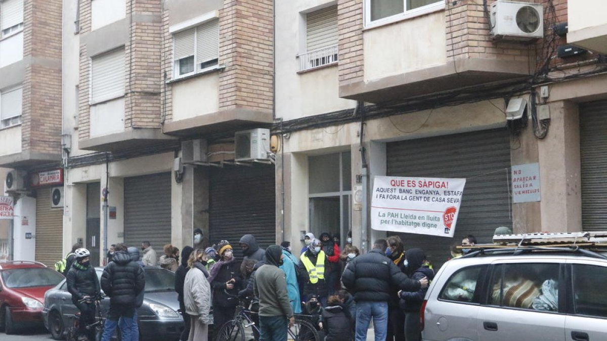 Miembros de la PAH, frente al portal donde está el piso.