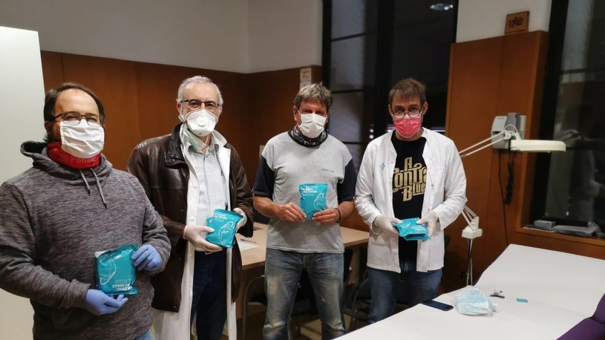 Membres del consistori a l’entregar les màscares.