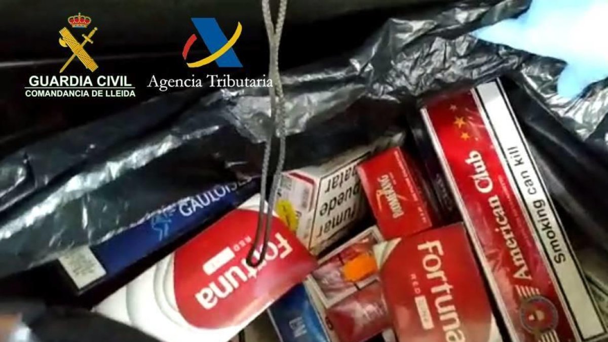 Cajetillas escondidas en el hueco de la rueda de repuesto.