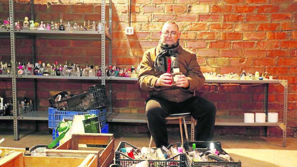 Imatge de Ramon Ribé amb part de la seua col·lecció de colònies.