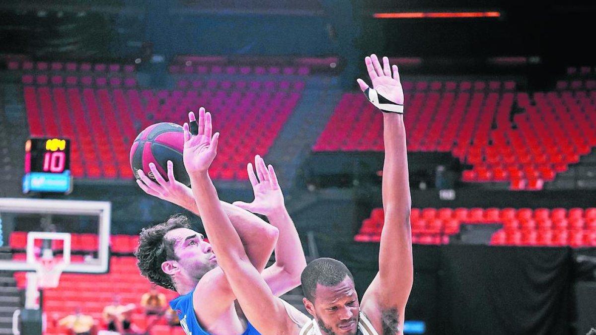 Vitor Benite intenta llançar amb l’oposició d’Anthony Randolph.