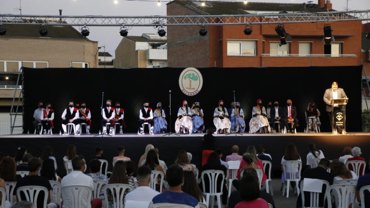 Proclamación de las ‘pubilles’ y los ‘hereus’ de la fiesta mayor de Alcarràs ayer ante sus familiares.