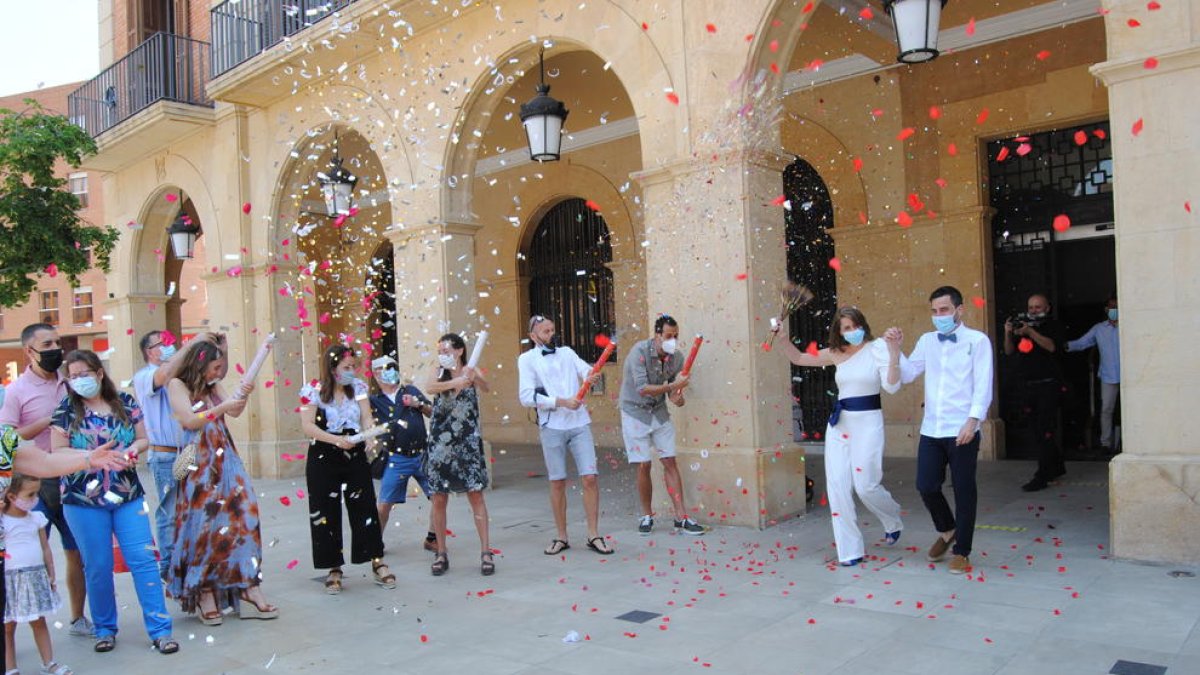 Moment en què els nuvis, Maria Lavín i Pol Chumillas, van sortir de l’ajuntament.