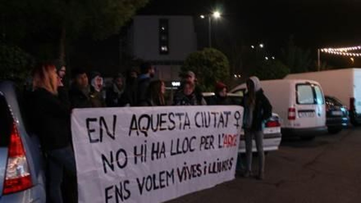 Una concentració davant de la discoteca contra la lletra masclista del raper Arce Perroviejo, el desembre del 2017.