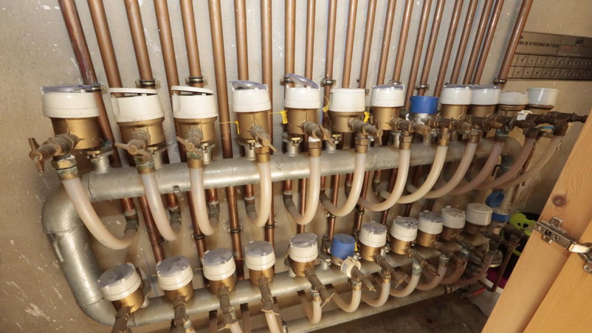 Imagen de archivo de contadores de agua en Lleida ciudad.
