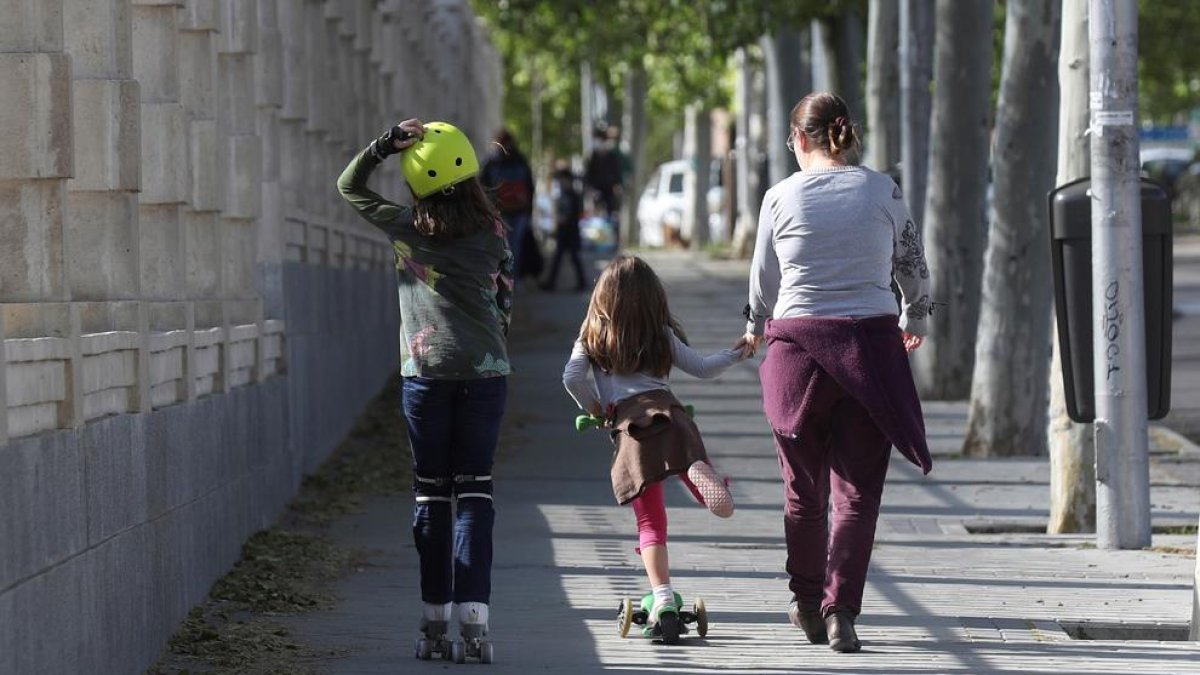 Una madre, a finales del curso pasado, al salir de clase con 2 niñas.