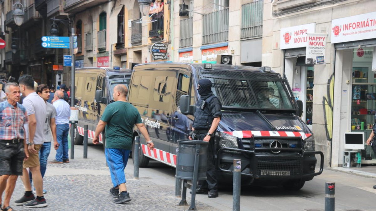 Mil agentes y 50 detenidos en una operación antidroga en el Raval