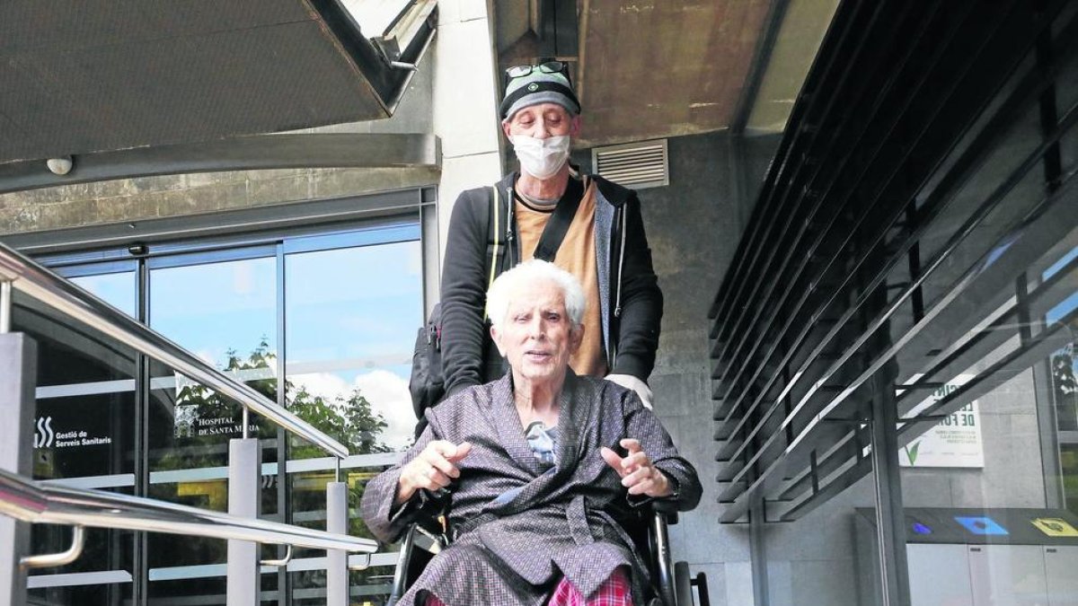 El nonagenario Alfredo Arbiol, que ayer recibió el alta hospitalaria, acompañado de uno de sus hijos.